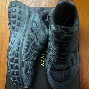 Black women’s SNEAKERS